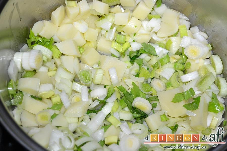 Crema de maíz y puerros, vigilar a que la cebolla esté transparente