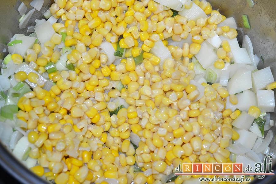 Crema de maíz y puerros, añadir el maíz