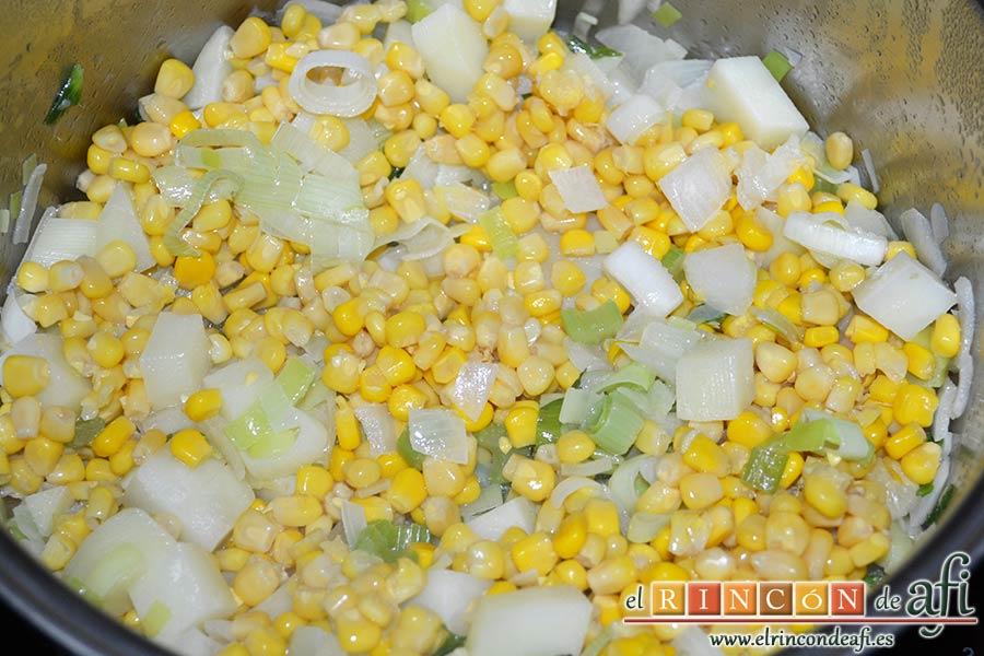 Crema de maíz y puerros, remover todos los ingredientes