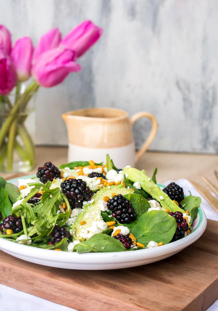 Ensalada de zarzamoras con queso feta y espinacas - Receta en Revista Maria Orsini