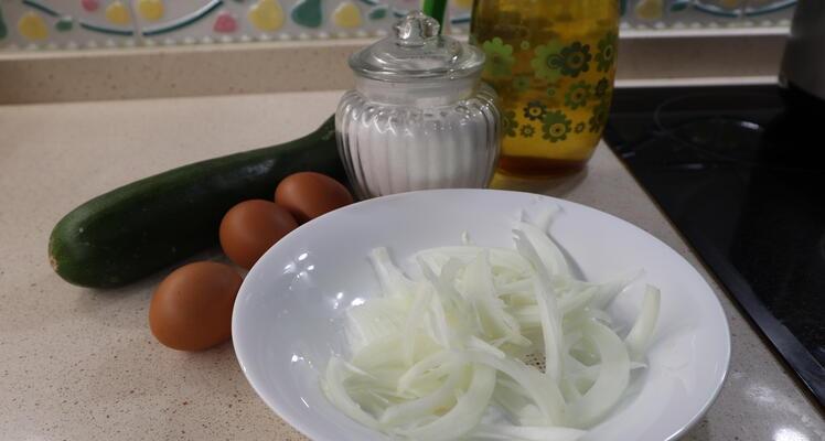 Ingredientes para hacer tortilla de calabacín con la Olla GM