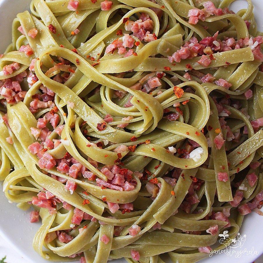 FETTUCCE DE ESPINACAS CON AJITOS Y JAMÓN