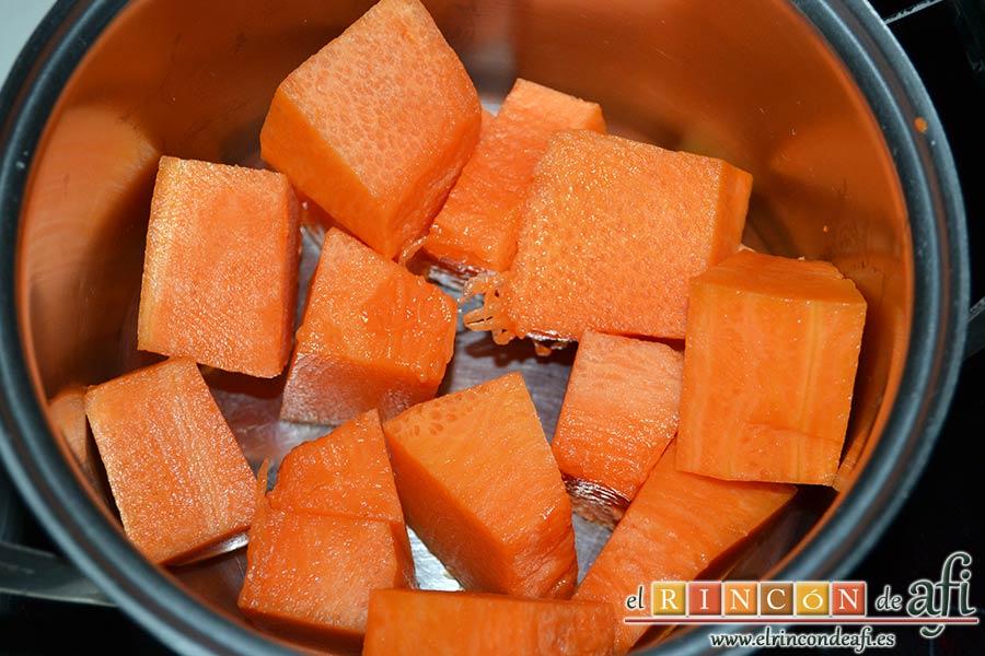 Coca de calabaza, pelar y cortar la calabaza y ponerla en un caldero para cocerla