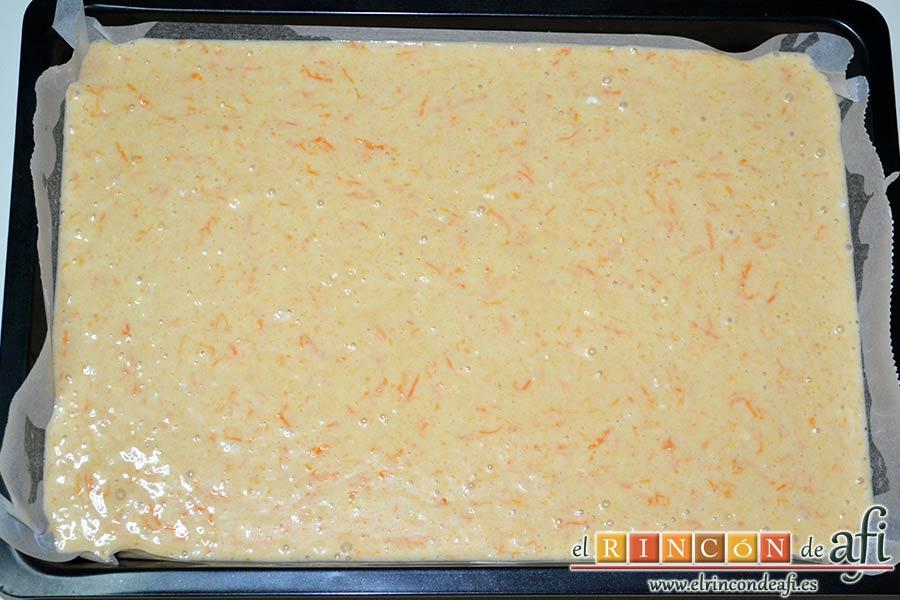 Coca de calabaza, forrar y engrasar un molde de horno y verter la mezcla