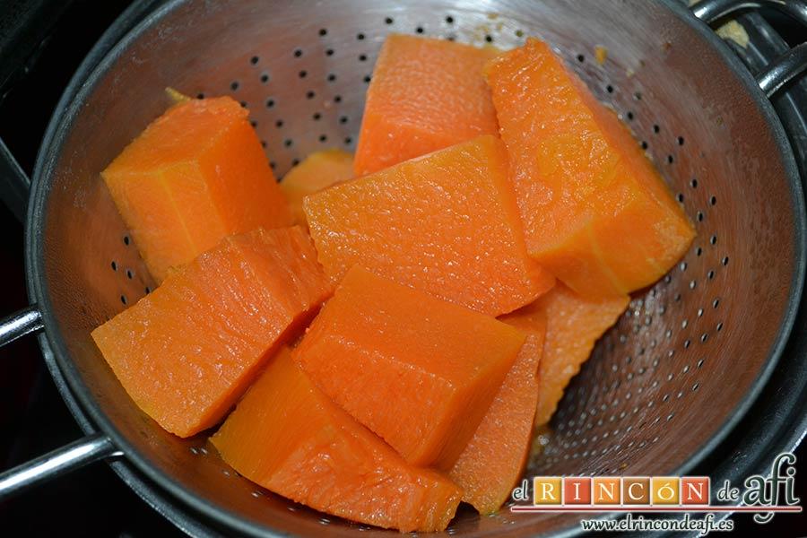 Coca de calabaza, una vez cocida escurrirla en un colador