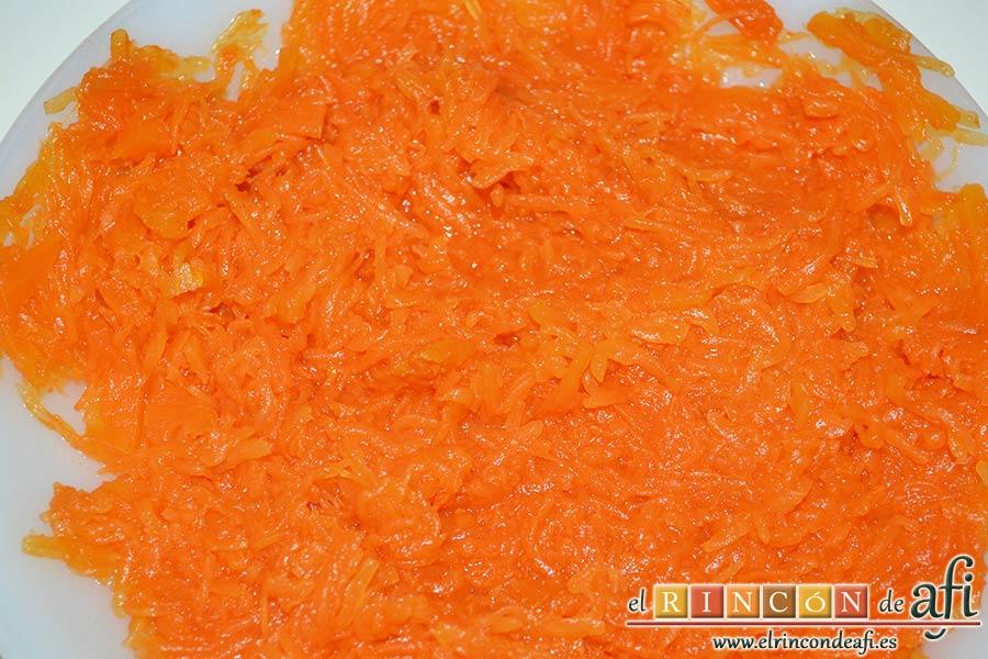 Coca de calabaza, machacarla con un tenedor y dejar enfriar