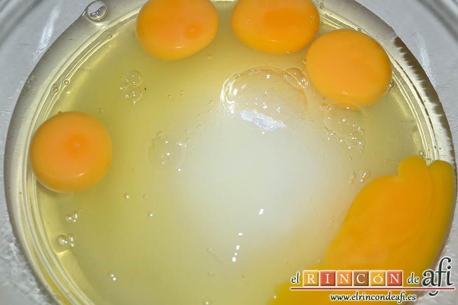 Coca de calabaza, poner en un bol grande los huevos y el azúcar
