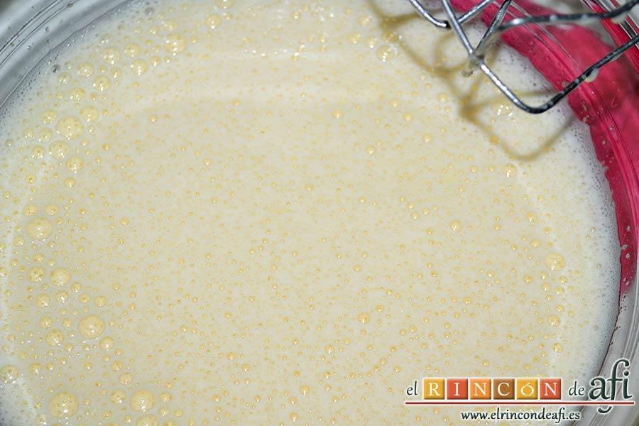 Coca de calabaza, batir bien con varillas eléctricas