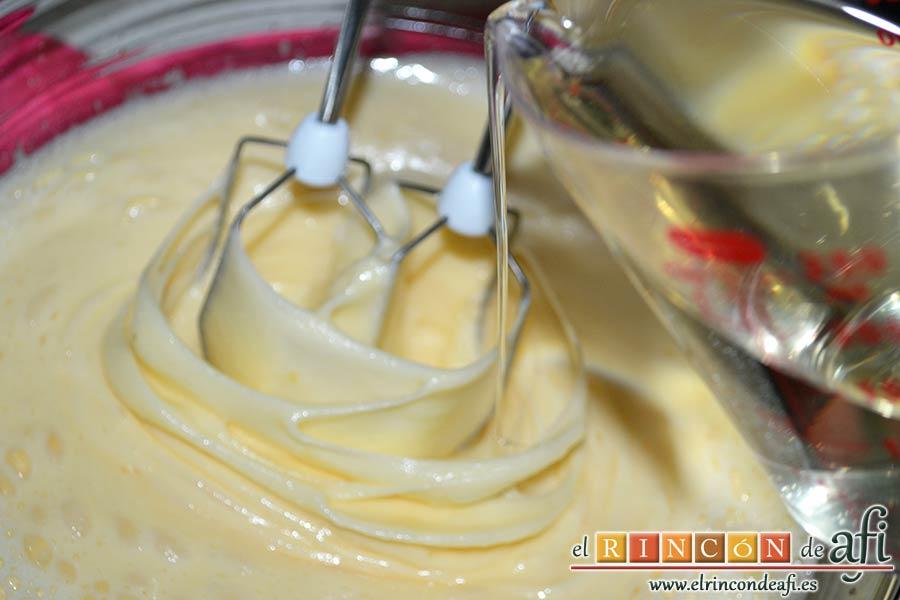 Coca de calabaza, añadir el aceite de girasol poco a poco sin dejar de batir