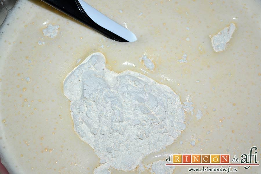 Coca de calabaza, añadir la harina, el bicarbonato y la levadura tamizados