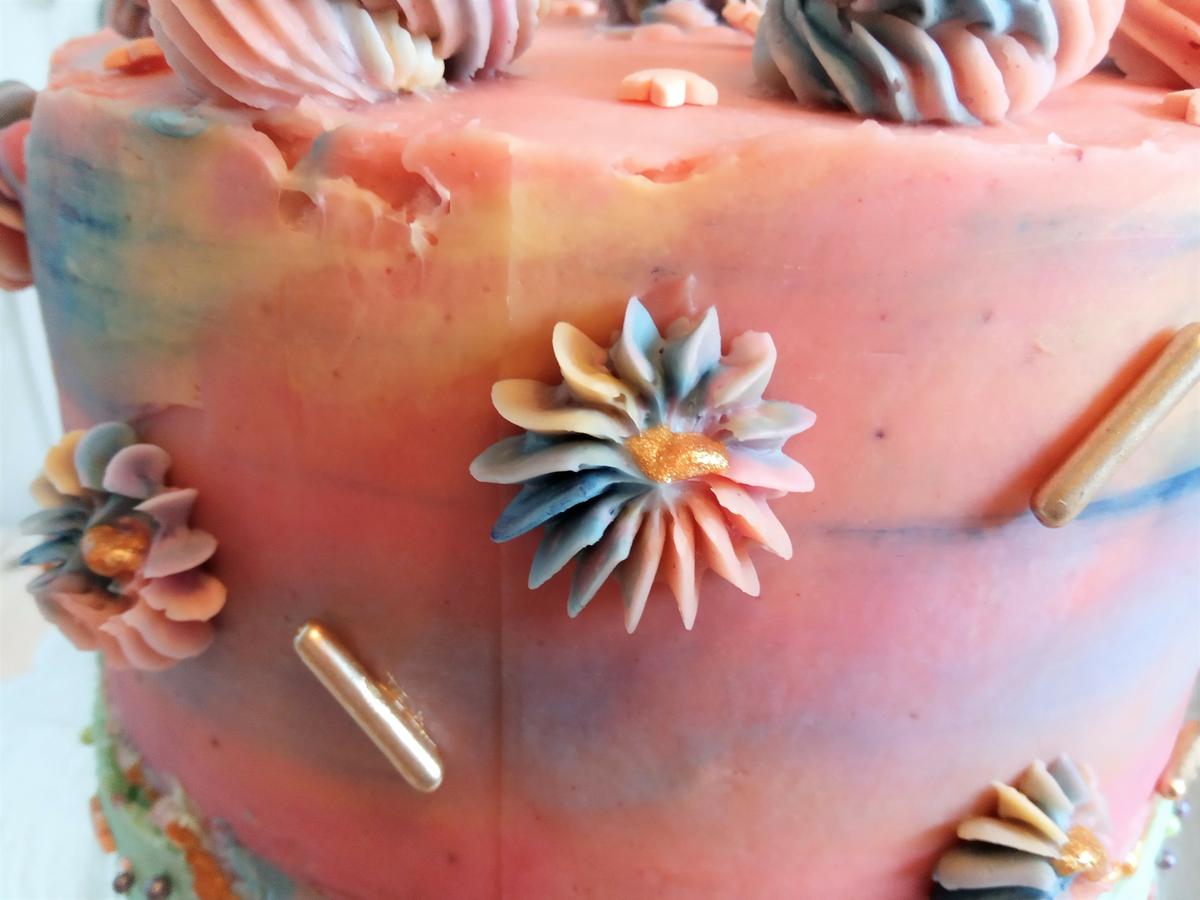 Tarta multicolor detalle parte superior