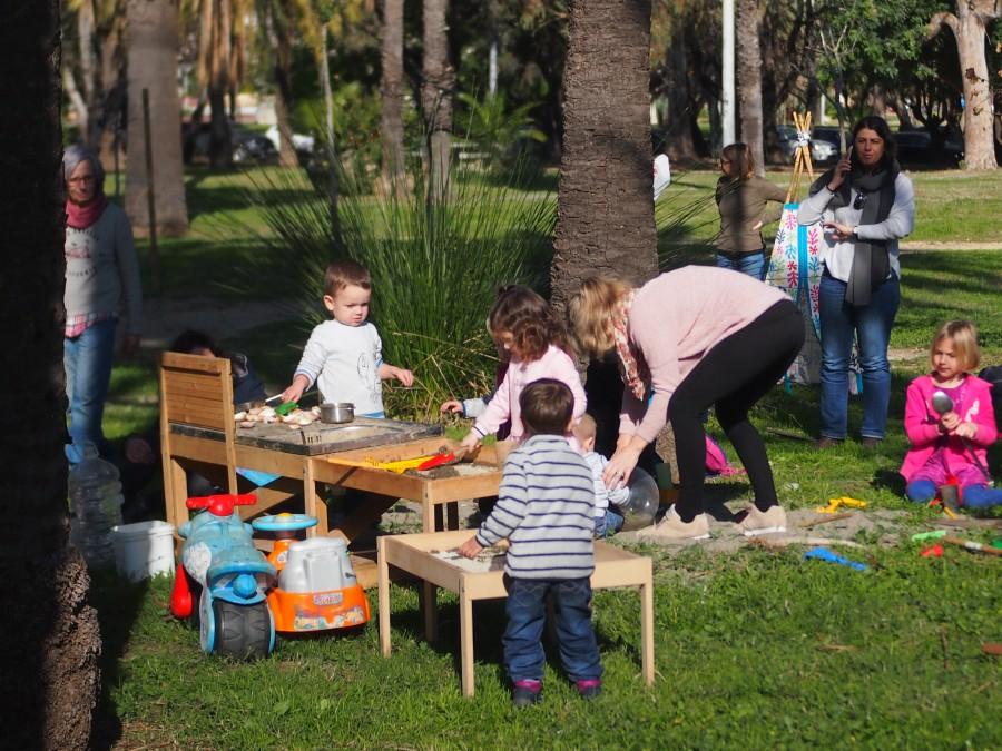 Zona de areneero y cocinita, niños y niñas jugando