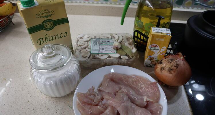Ingredientes para hacer pollo con nata (crema de leche) y champiñones en Mambo