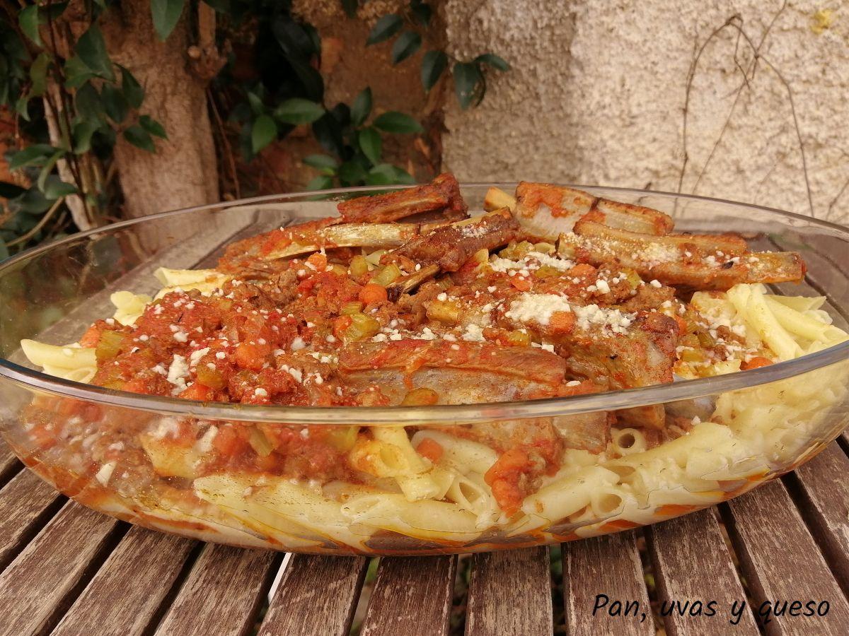 macarrones a la boloñesa - pan uvas y queso