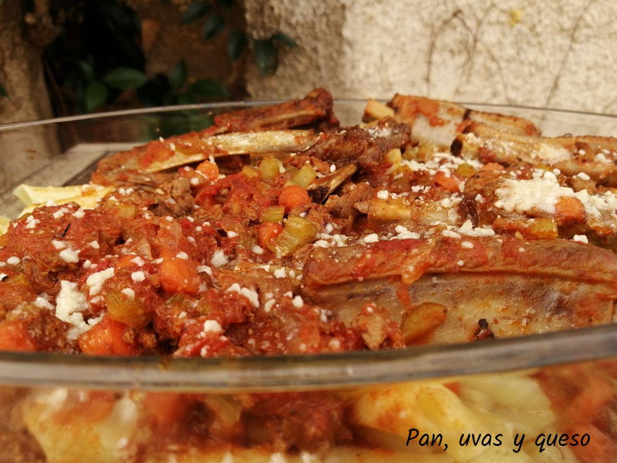 macarrones a la boloñesa - pan uvas y queso