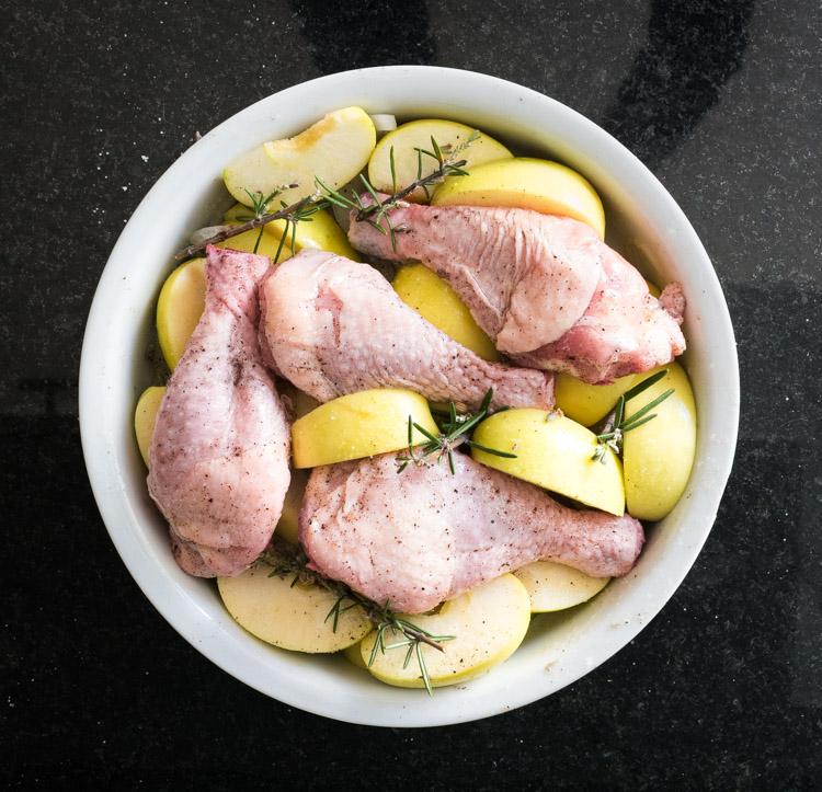 POLLO CON MANZANAS CARAMELIZADAS AL HORNO