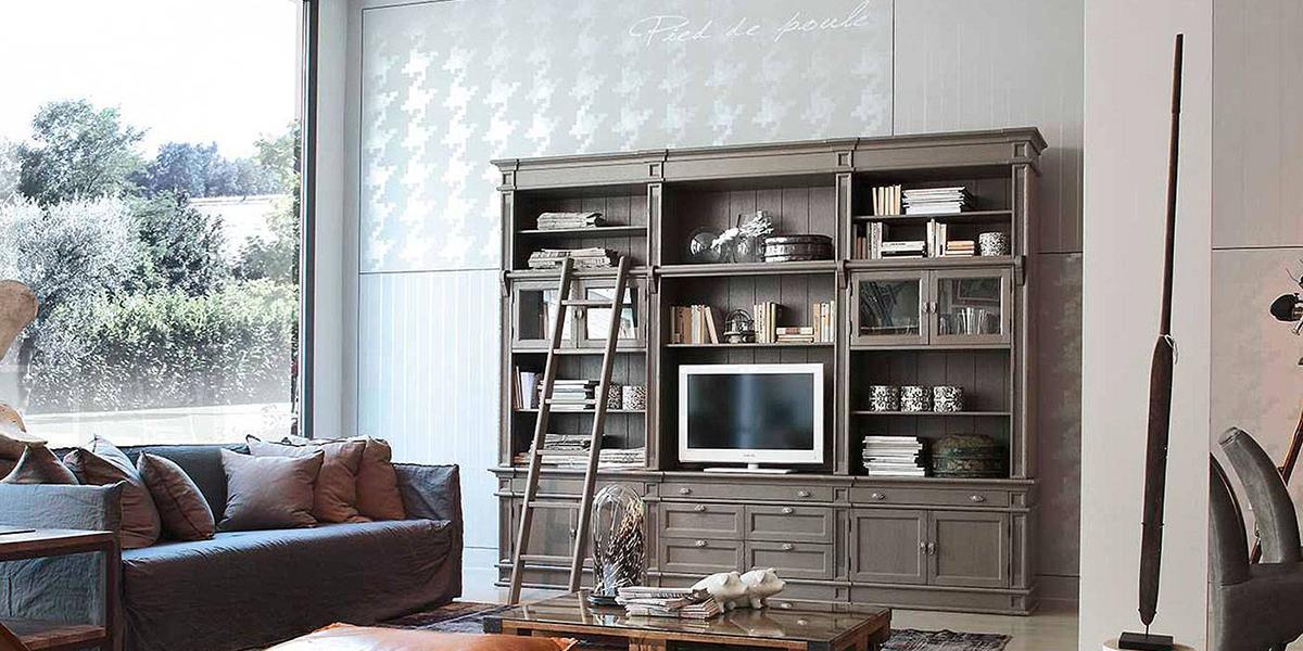 Librería en el mueble de tv