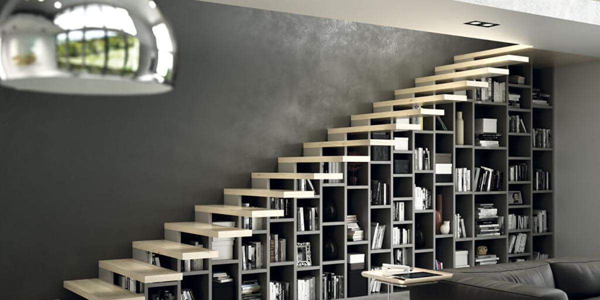 Librería bajo la escalera