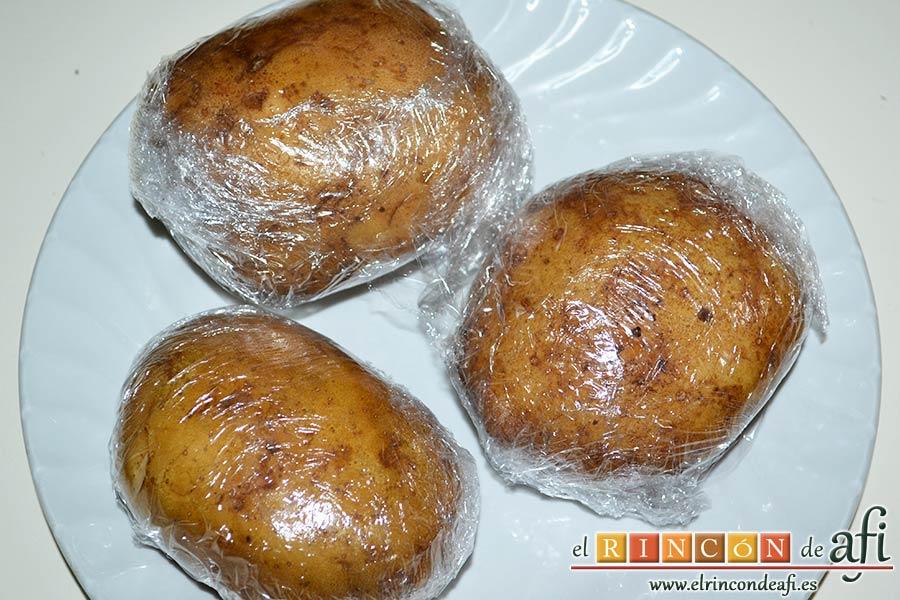 Ensaladilla de langostinos y salmón, sancochar las papas al microondas