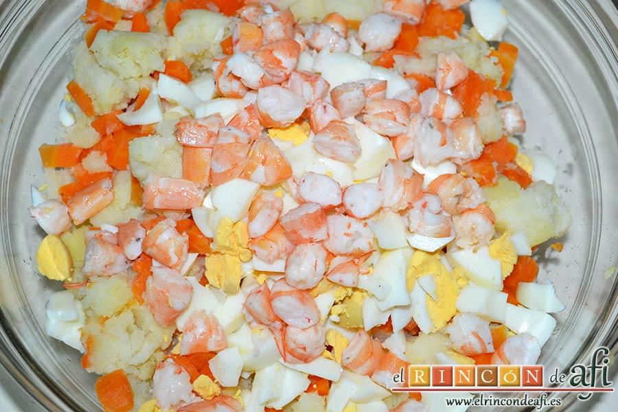 Ensaladilla de langostinos y salmón, pelarlos, picarlos y añadirlos
