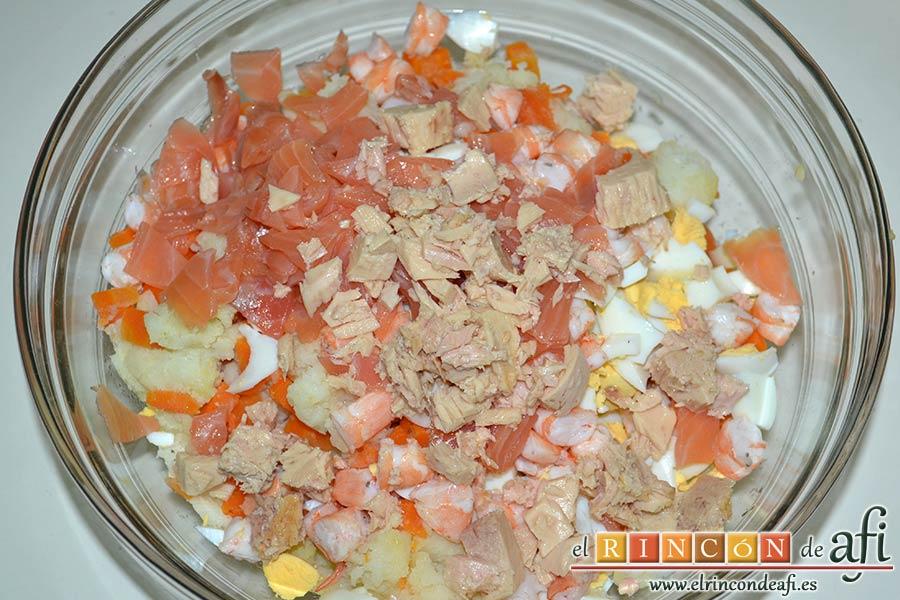 Ensaladilla de langostinos y salmón, escurrir bien de aceite el bonito, desmenuzarlo y añadirlo