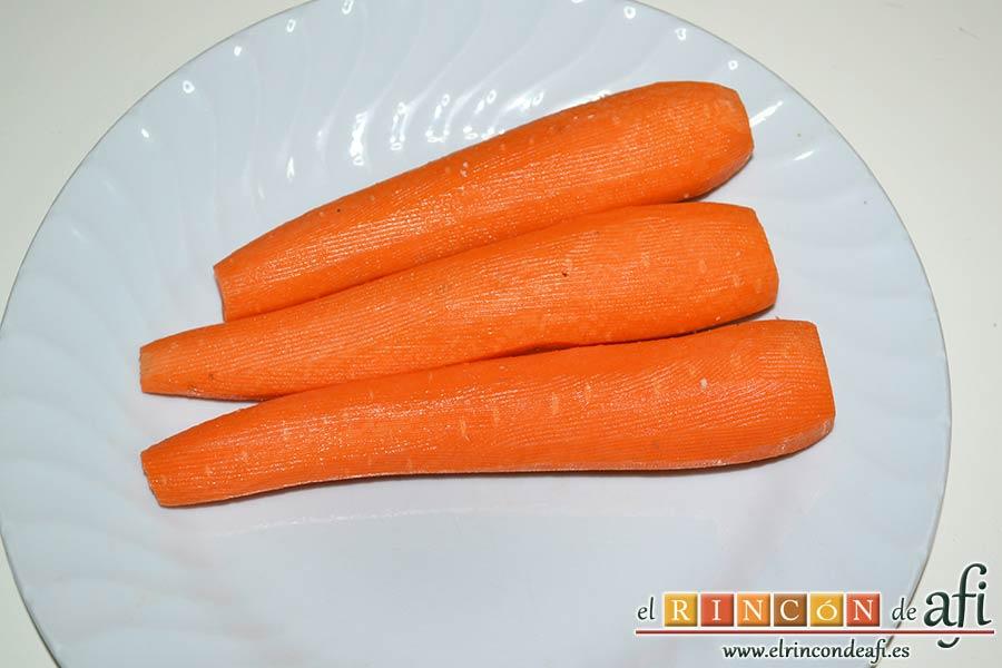 Ensaladilla de langostinos y salmón, pelar las zanahorias
