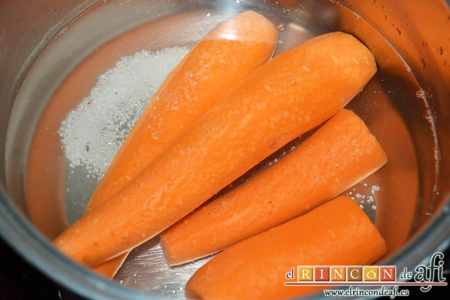 Ensaladilla de langostinos y salmón, ponerlas a sancochar en agua