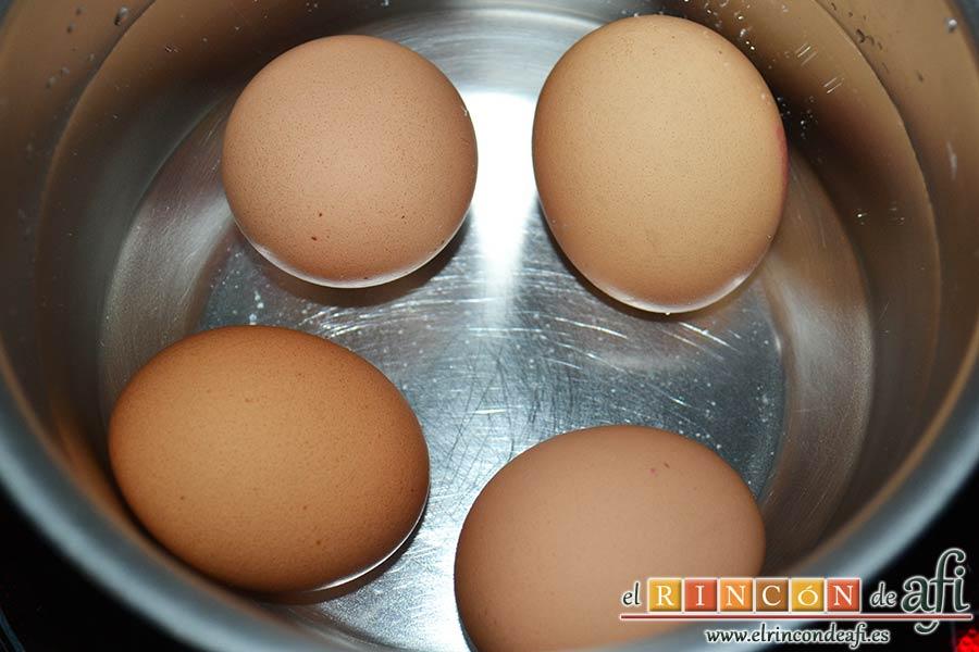 Ensaladilla de langostinos y salmón, sancochar los huevos por otro lado