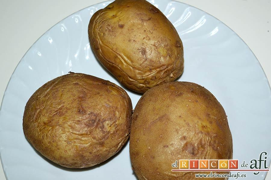 Ensaladilla de langostinos y salmón, sacar las papas del microondas y quitarles el papel film