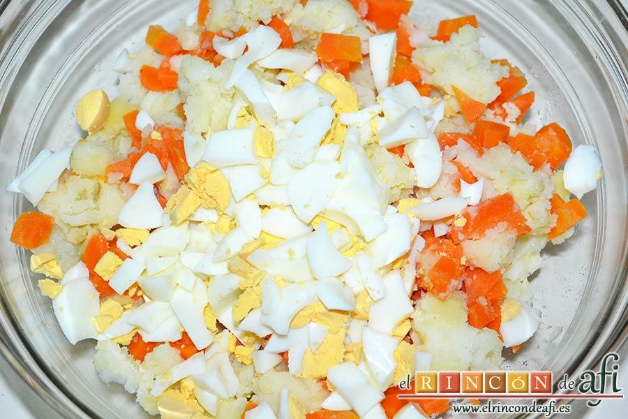 Ensaladilla de langostinos y salmón, pelar y trocear los huevos y añadirlos