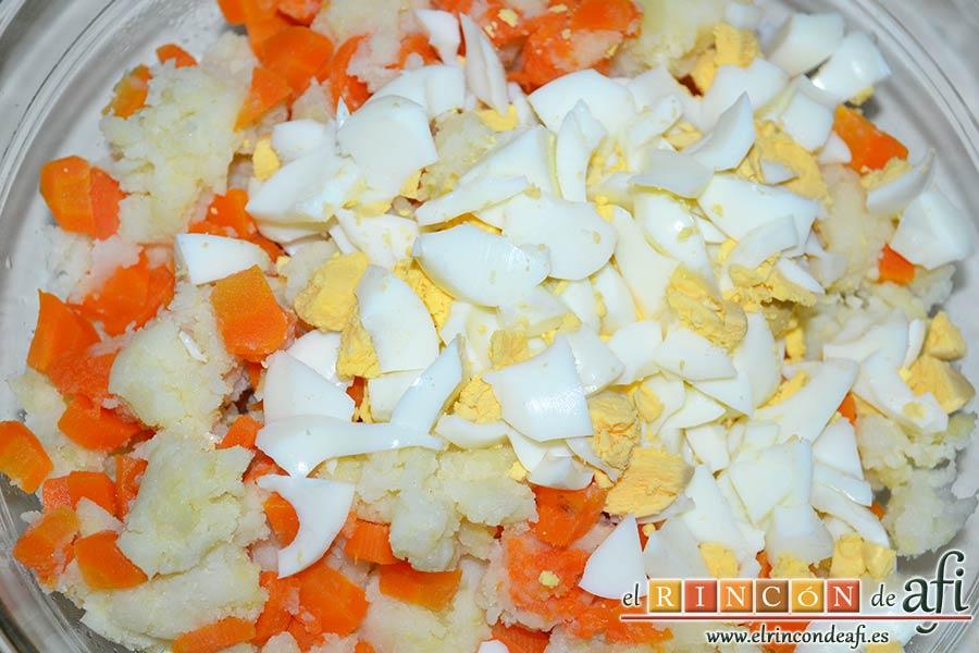 Ensaladilla de langostinos y salmón, remover para mezclarlo todo