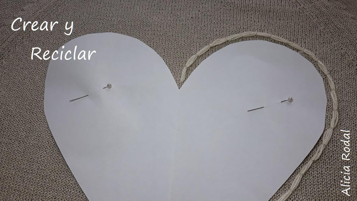 Ideas para customizar tu ropa. Como personalizar o decorar un suéter con botones y otros materiales reciclados.