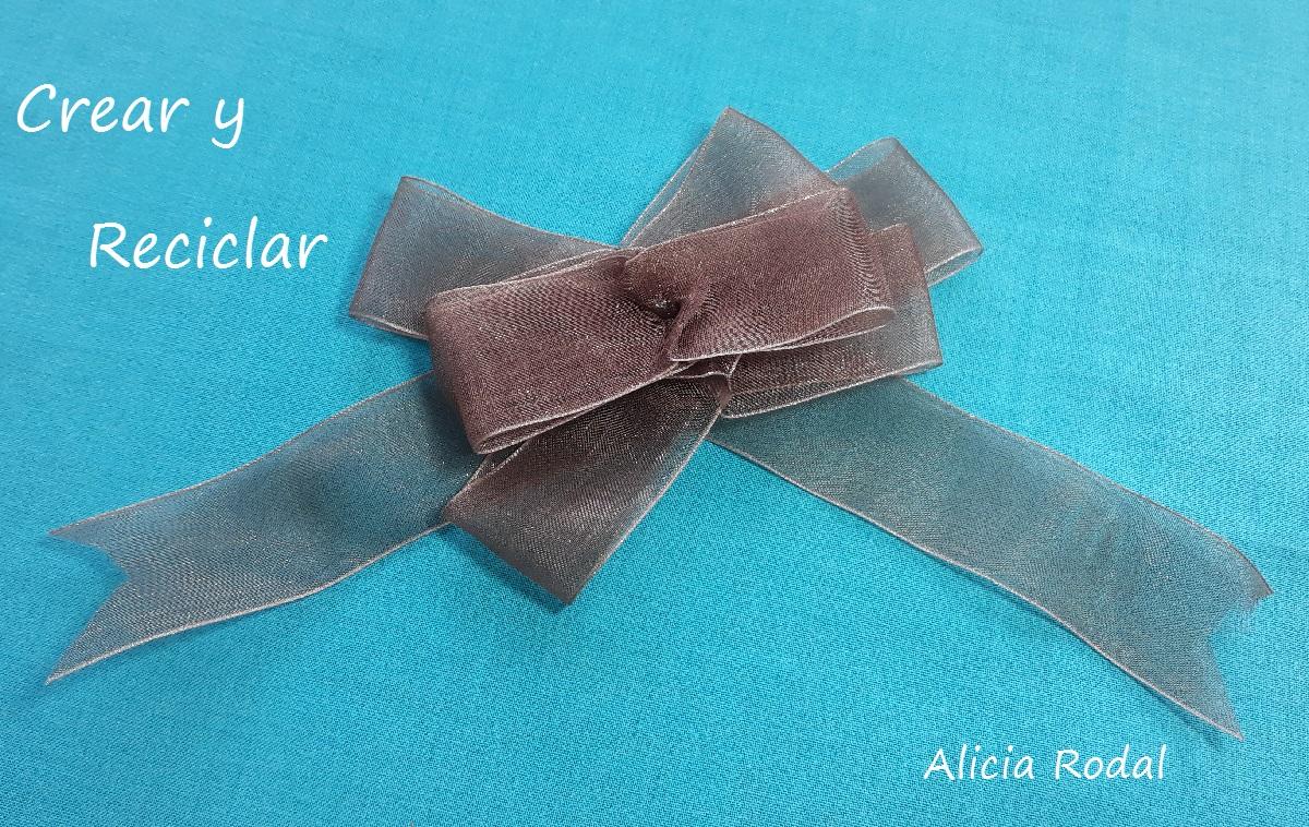 Ideas para customizar tu ropa. Como personalizar o decorar un suéter con botones y otros materiales reciclados.