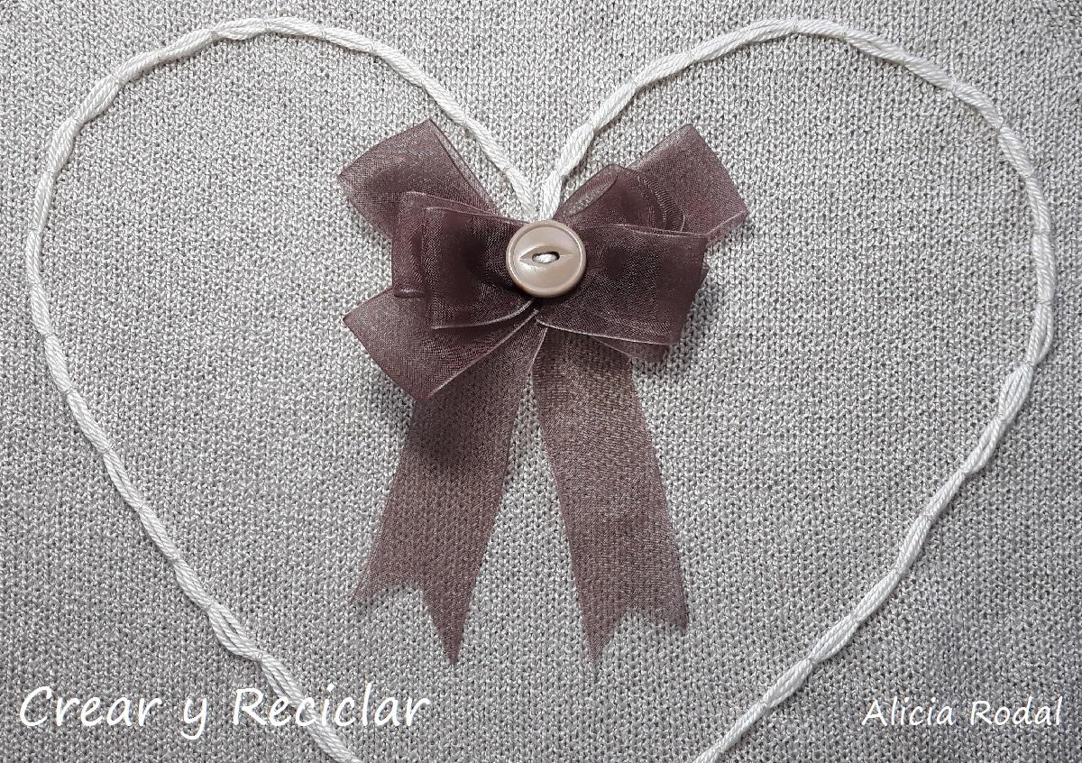 Ideas para customizar tu ropa. Como personalizar o decorar un suéter con botones y otros materiales reciclados.