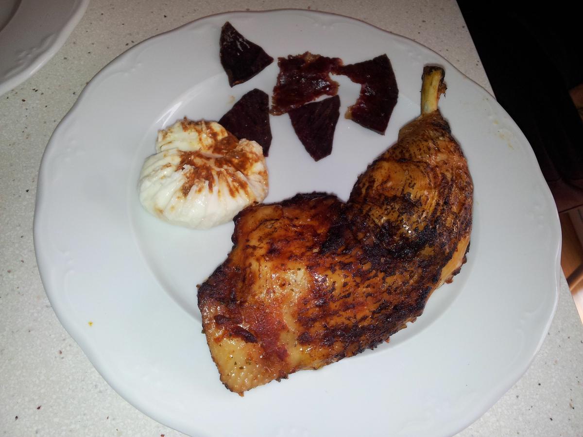 Muslos de pollo a la barbacoa ligeros, con crujiente de cecina y huevo poché