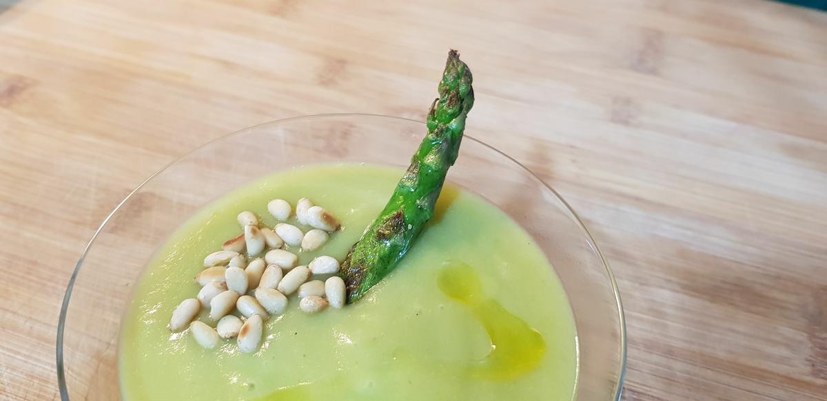 Crema de espárragos trigueros con piñones