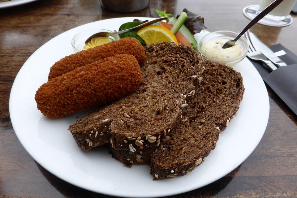 croquetas raras carrilleras y roquefort