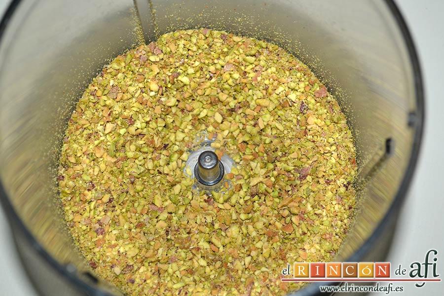Financiers de frambuesas y pistachos, pelar y triturar los pistachos
