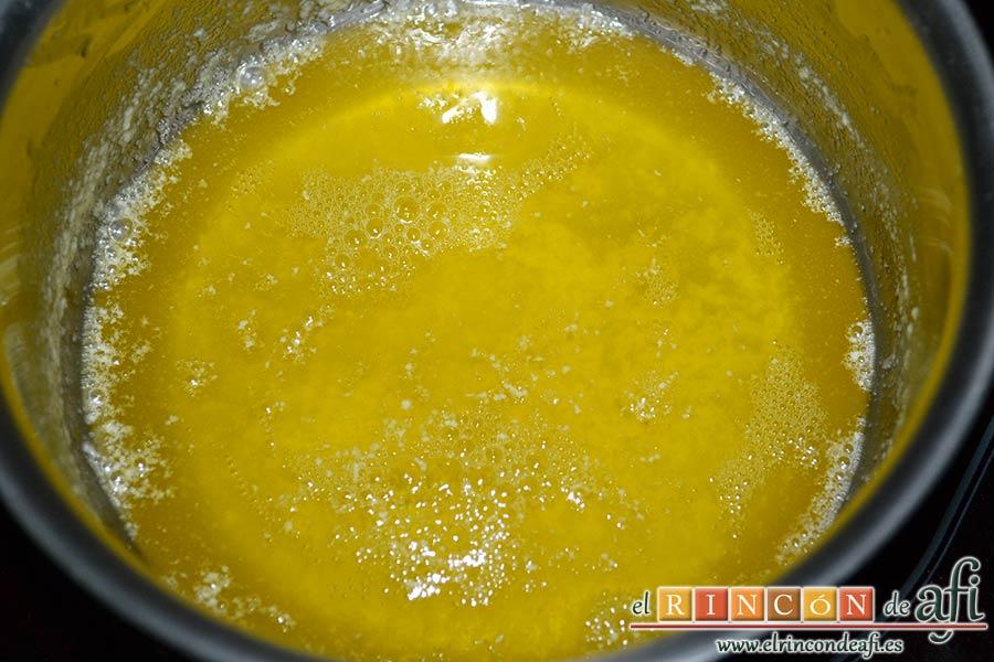 Financiers de frambuesas y pistachos, remover hasta que adquiere tono dorado