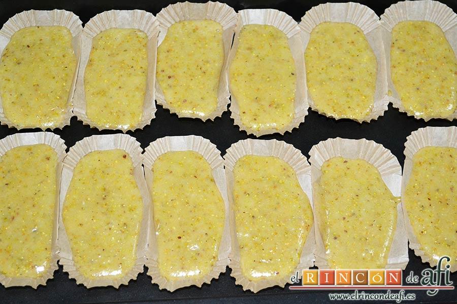 Financiers de frambuesas y pistachos, rellenar los moldes con la masa