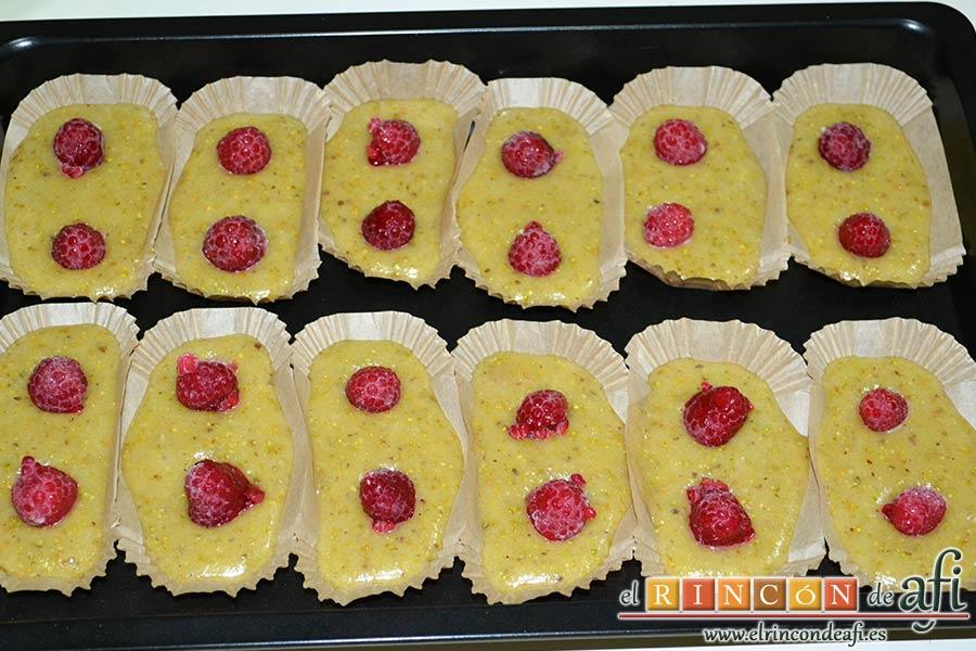 Financiers de frambuesas y pistachos, colocar dos frambuesas por molde