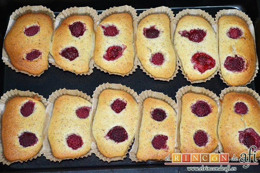 Financiers de frambuesas y pistachos, hornear