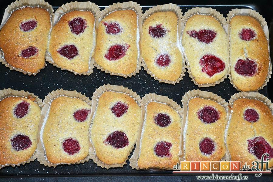 Financiers de frambuesas y pistachos, dejar enfriar en rejilla