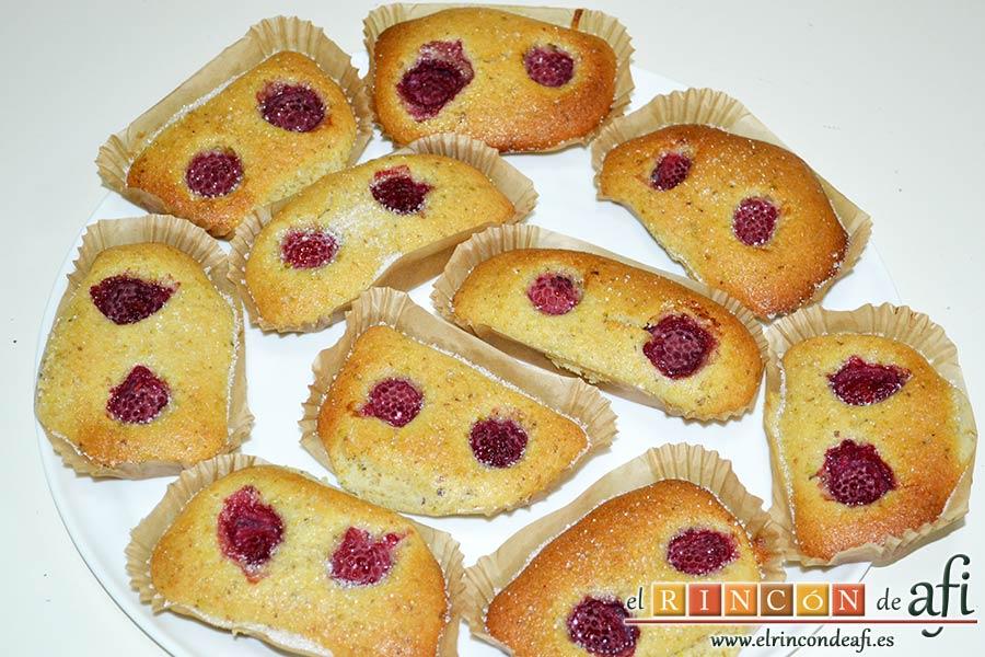 Financiers de frambuesas y pistachos, sugerencia de presentación