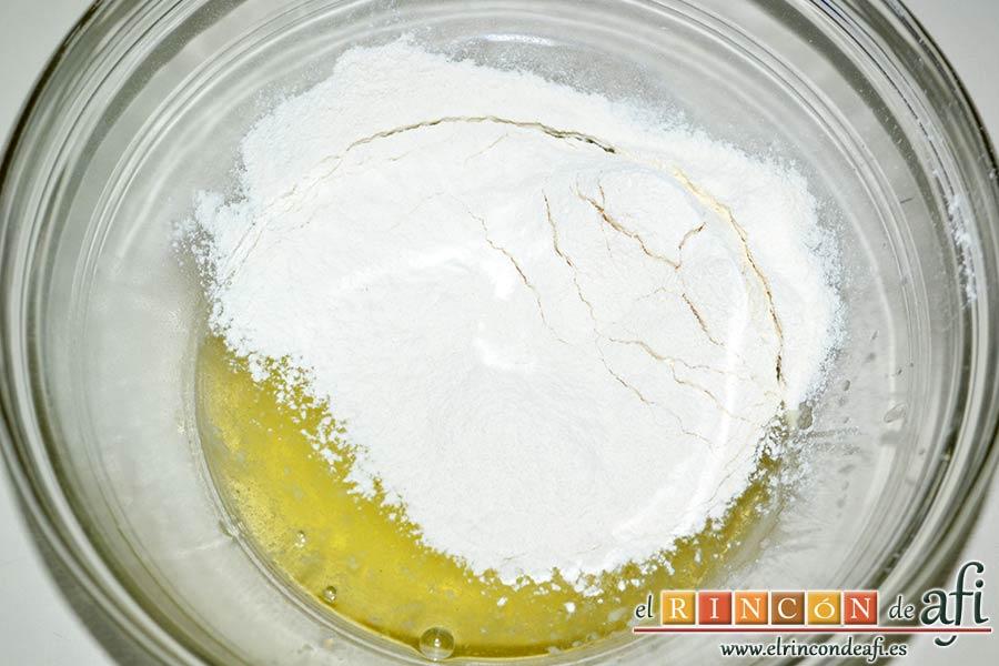 Financiers de frambuesas y pistachos, poner en un bol las claras templadas y la levadura