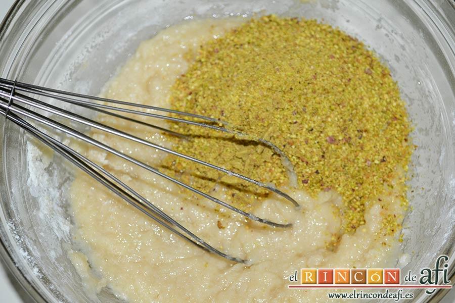 Financiers de frambuesas y pistachos, mezclar bien y añadir los pistachos