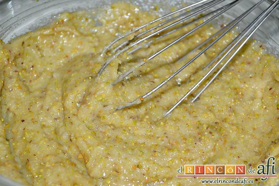 Financiers de frambuesas y pistachos, mezclar con varillas