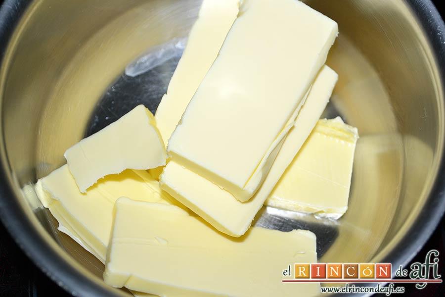 Financiers de frambuesas y pistachos, poner la mantequilla en un cazo