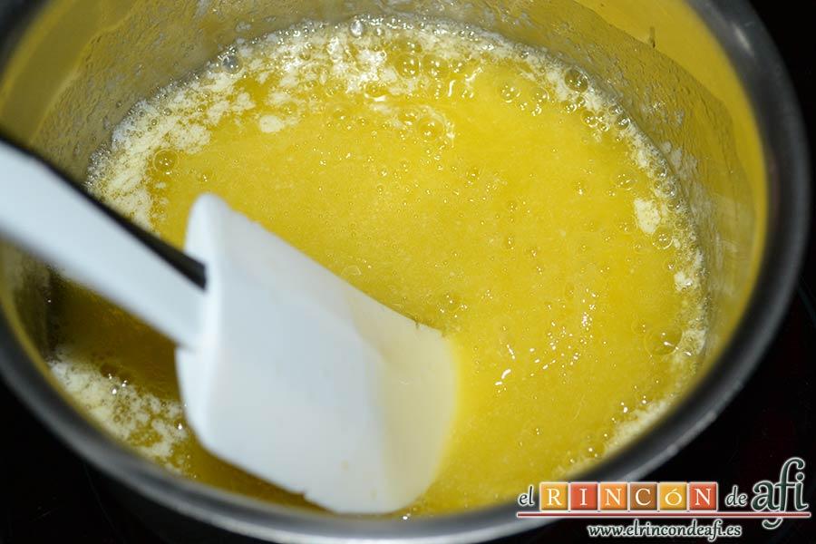 Financiers de frambuesas y pistachos, remover