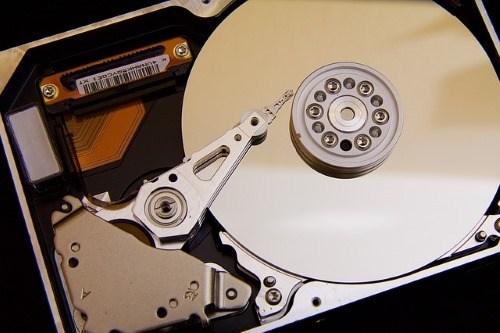 SATA vs NVMe: ¿Cuál de ellos debería obtener para sus discos duros SSDNVMe están revolucionando la velocidad? Aprenda la diferencia entre ellos y las SSD SATA estándar. ¿Cuál es el adecuado para su ordenador?